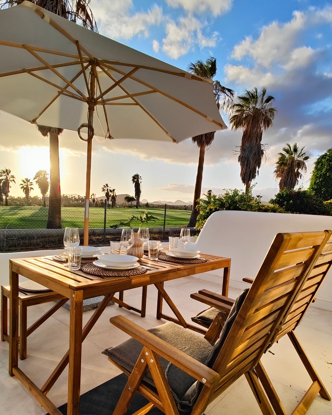 Jídelní část terasy při západu slunce v Tenerife Golf & Ocean Apartment