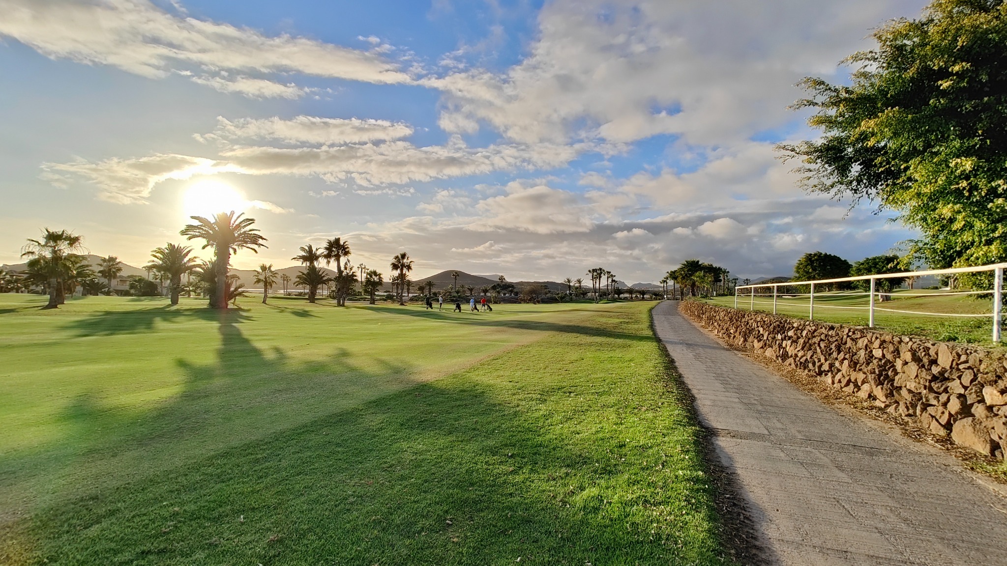 Calles de golf y paseo peatonal en Golf del Sur