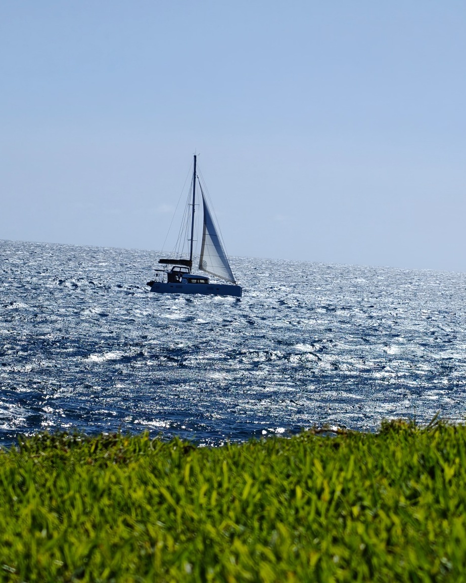 Segelboot vor der Küste von Golf del Sur in Gehweite vom Apartment