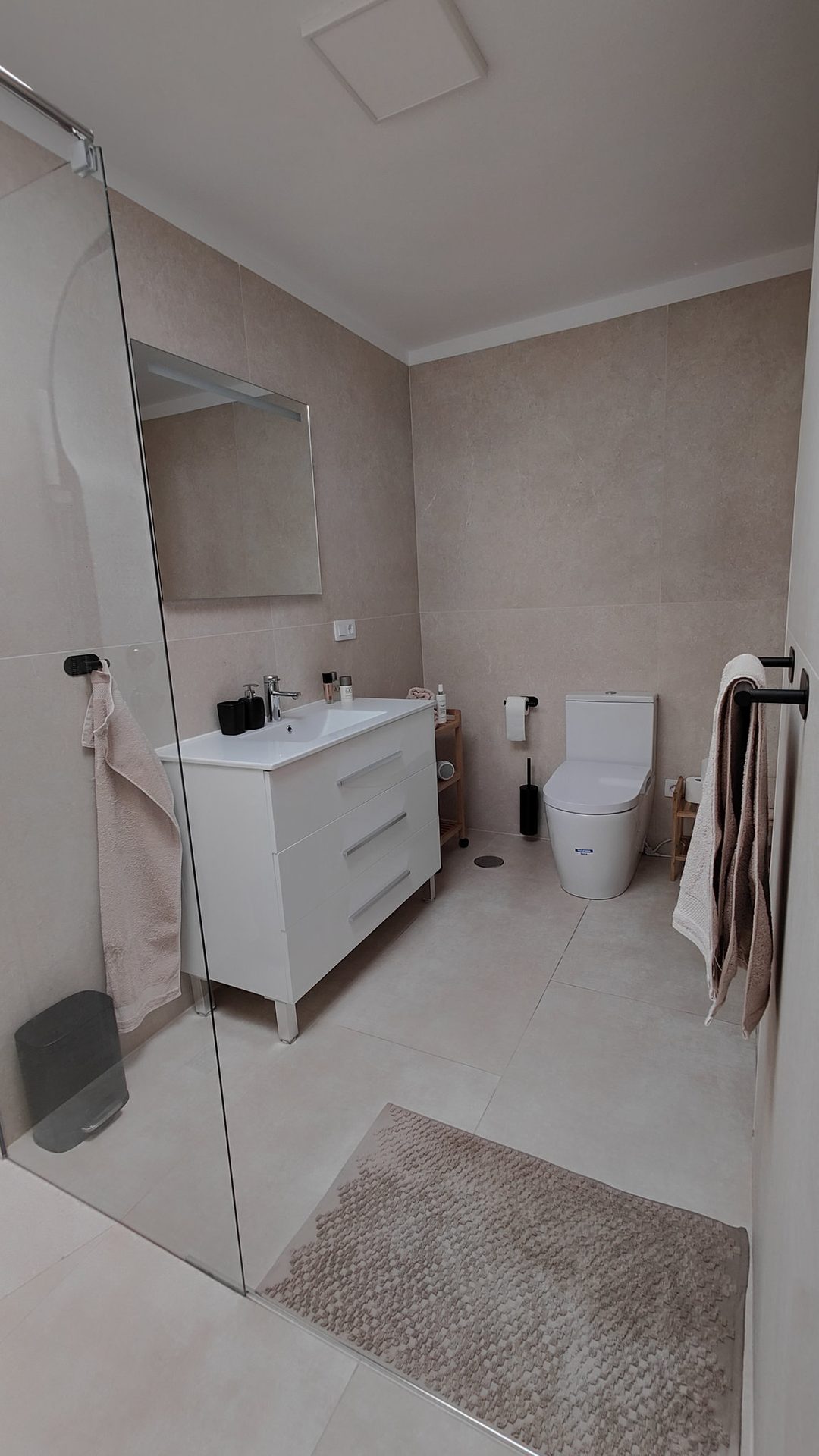 Koupelna u větší ložnice